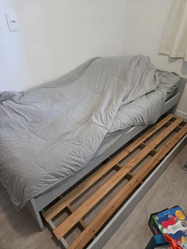 Cama infantil (ex-berço) + cômoda 3 gavetas + cama auxiliar - Cinza