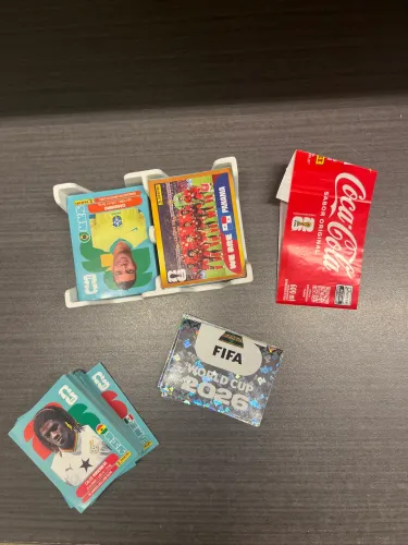 Vendo figurinhas da copa (75 centavos normal, 3 reais brilhante e 1,50 as do Brasil)