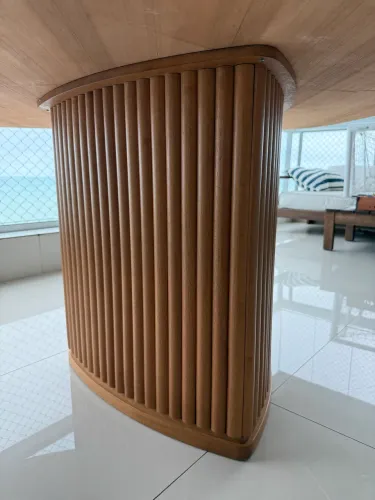 Mesa Moderna com Tampo Orgânico e Base Ripada (Loja Guido)