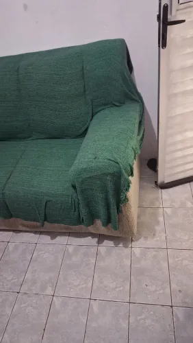 Sofá Bege 2 lugares, em bom estado, intacto.