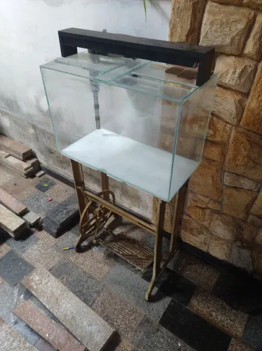 Aquário Grande + Base Antiga de Máquina de Costura - Decoração Rústica