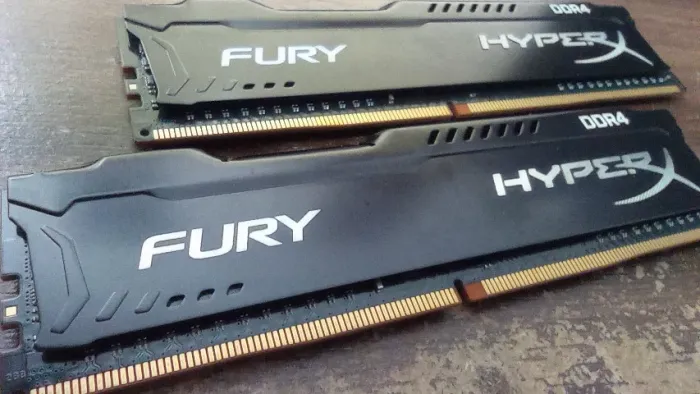 Memória RAM 2x8 GB DDR4 Kingston HyperX 2400 MHz