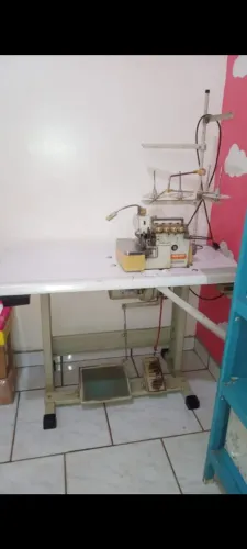 Máquina de costura industrial.Overloque