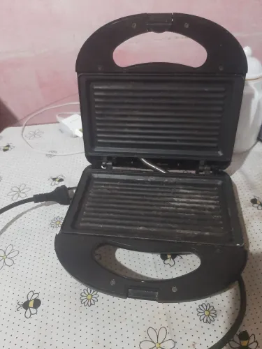 Vendo sanduicheira  fuciona  bem ,,para retirada de pecas