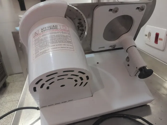 Máquina fatiadora de Frios funcionando Perfeitamente