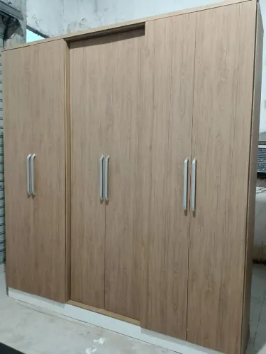 Vendo guarda roupa semi-novo com entrega e montagem incluso