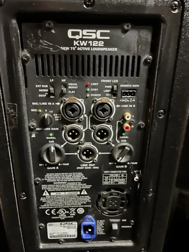 QSC k10 excelente estado aproveitei o preço eu entrego! 