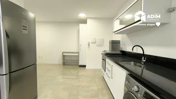 Apartamento novo a poucos metros da Avenida do Estado em Balneário Camboriú.