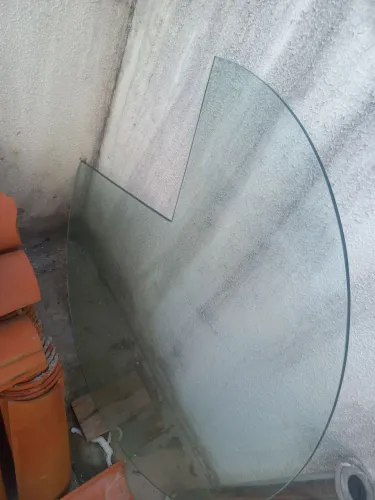 Mesa de vidro com suporte de inox