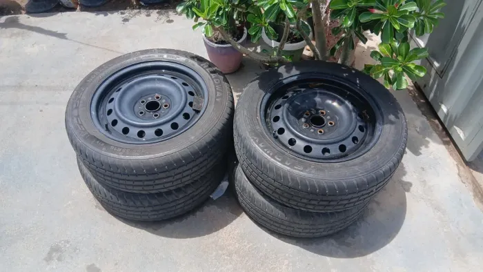 Vende-se jogo de rodas aro 16, 5/100 pneu 205/55 R16.