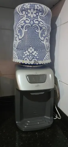 Bebedouro Electrolux cinza de bancada Água Gelada Fria e Natural Elétrico com perfurador