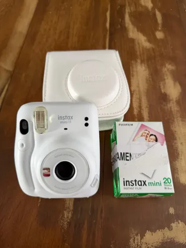 Instax Mini 11 branca + case Original + Filme Instax mini ( 20 poses lacrado )