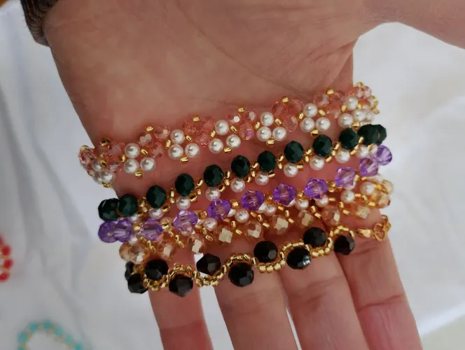 Pulseira de micanga com cristais e pérolas