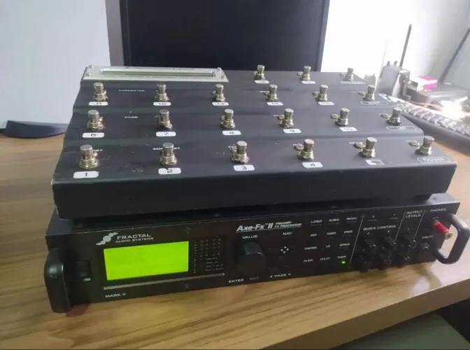 Fractal Audio Axe-Fx II com controladora MFC 101