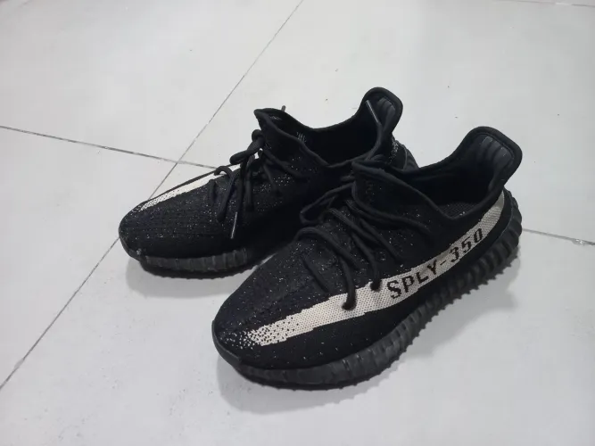 YEEZY adidas preto modelo oreo