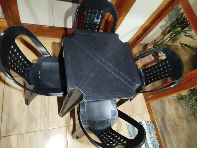 Conjunto de Mesa Plástica com 4 Cadeiras | Excelente Estado | R$ 150