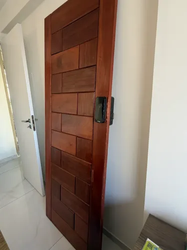 Porta Tamanho 2,10 por 80 com Fechadura Digital
