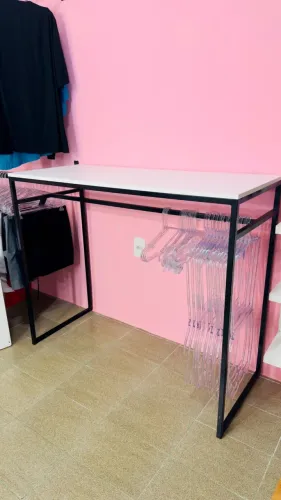 Mesa com Cabideiro (Móvel Planejado)
