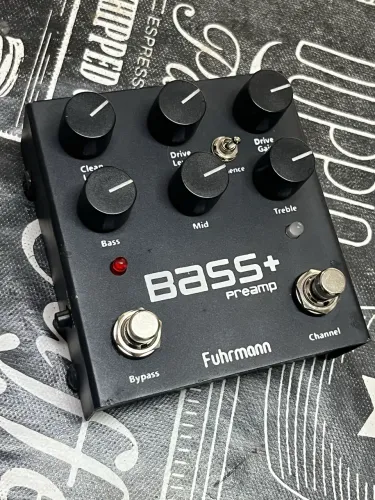 Pedal Pré Amp Fuhrmann Bass Plus com Drive Para Contrabaixo