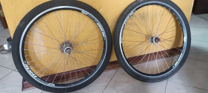 Jogo de Rodas com Pneus Aro 26