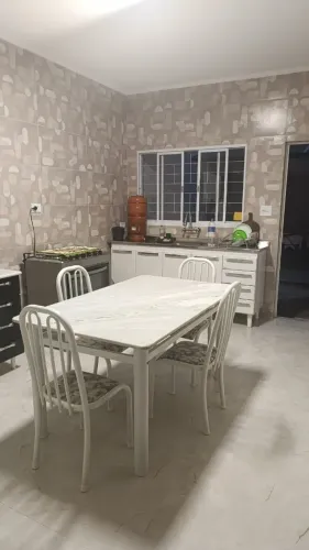 Mesa para cozinha retangular em mármore