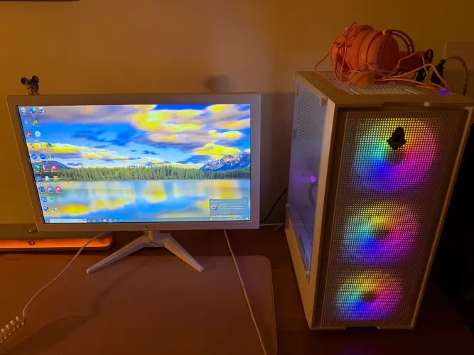 Pc gamer comprado esse ano Pichau especificações nas fotos do anúncio gabinete e monitor