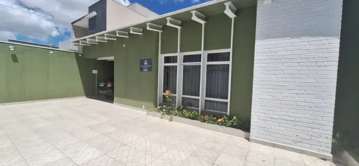 Casa para venda possui 270 metros quadrados com 5 quartos em Bacacheri - Curitiba - Paraná