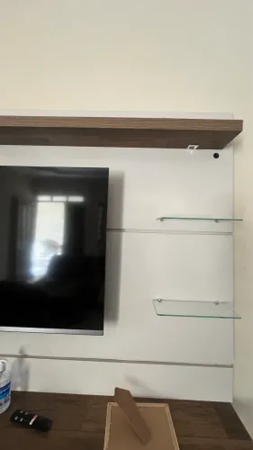 Painel mdf para tv 50 polegadas, off white com prateleiras em vidro e madeira