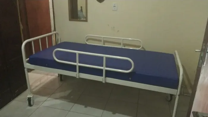 Cama hospitalar Dellamed DX (2 manivelas) + Colchão D33 (impermeável)