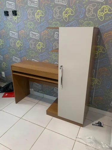 Escrivaninha com armário