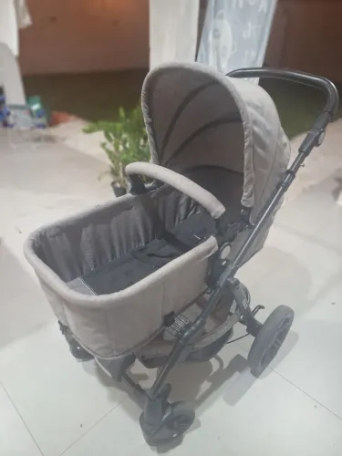 Carrinho com Moisés, colchãozinho e bebê conforto