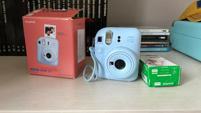 Câmera instax 12 + 14 fotos.
