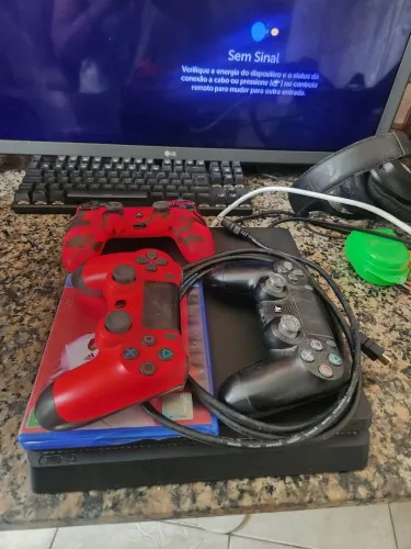 Vendo ps4 1tb com 3 controles e dois jogos