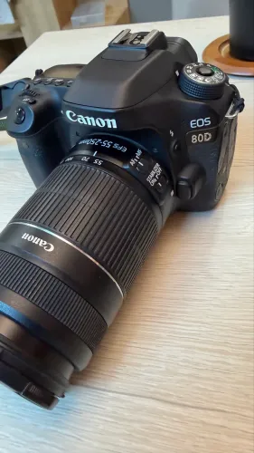 Camera EOS 80D com lente