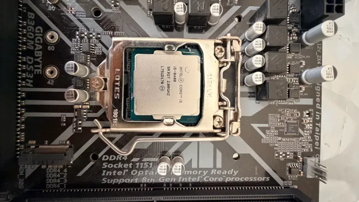 Placa-mãe Gigabyte B360M DS3H + processador Intel i5 8400