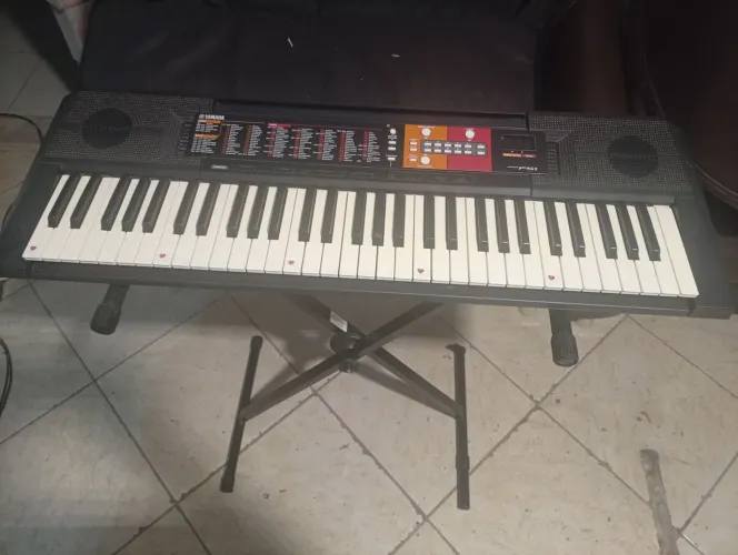 Teclado Yamaha musical completo