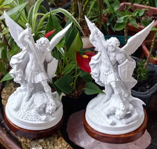 Imagem de São Miguel Arcanjo com base de madeira - 20 cm