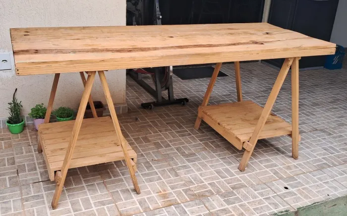 Mesa de Madeira com cavaletes - Desmontável 