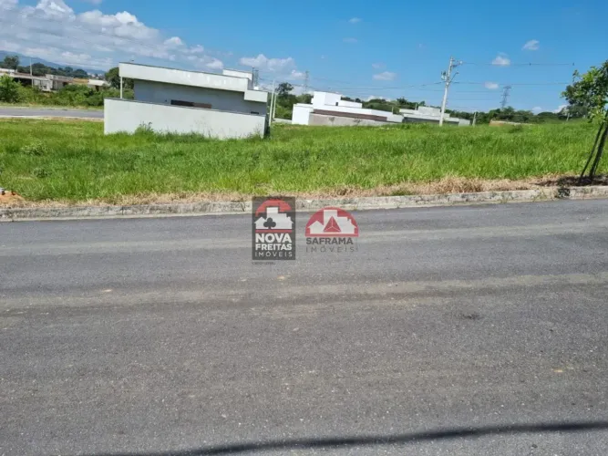Terreno Padrão em Condomínio em Pindamonhangaba