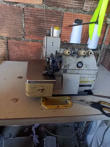 Máquina overloque industrial