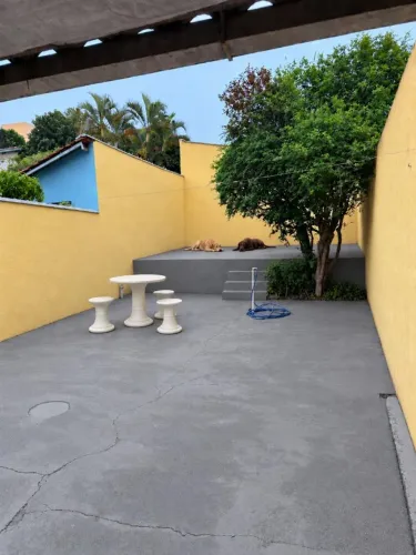 Casa de 1 Dormitório no Centro com Ampla Área de Lazer e Quintal