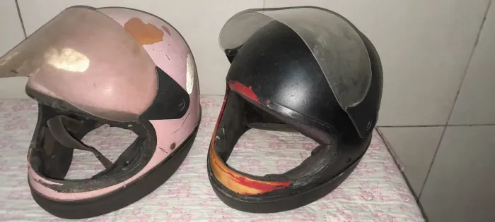Vendo 2 capacete ambos com marcas de uso
