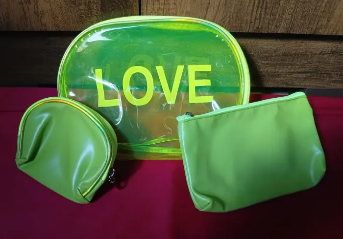 Kit Necesser transparente love com duas bolsas pq 