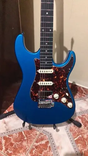 Guitarra seizi katana HSS azul, traste inox, tarraxas com trava.