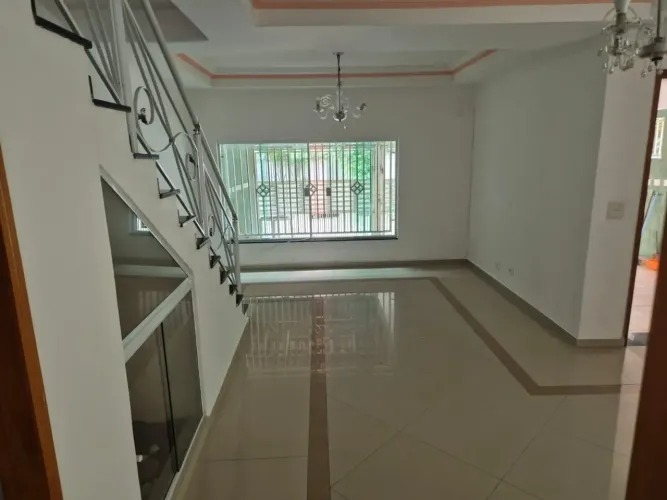 117178 Uma das Ruas mais tranquilas do Bairro, casa muito bem construída e espaçosa.