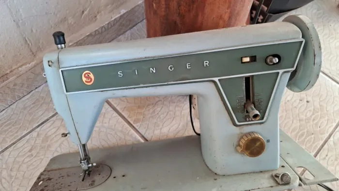 Máquina de costura Vintage azul, 1967. Funcionando!