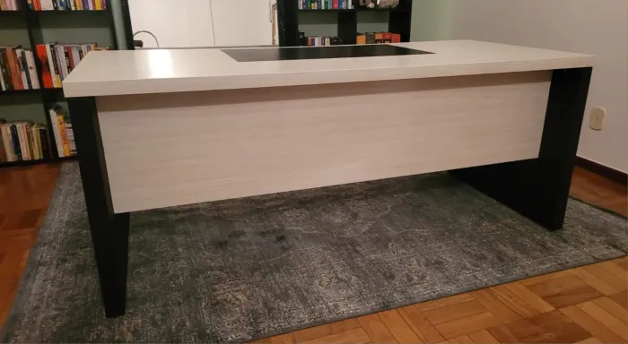 Mesa para Escritório em EXCELENTE estado de conservação