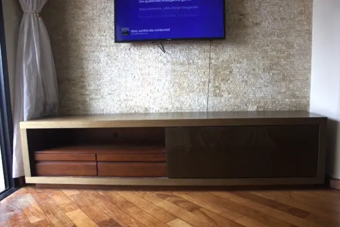Rack de madeira para sala de TV