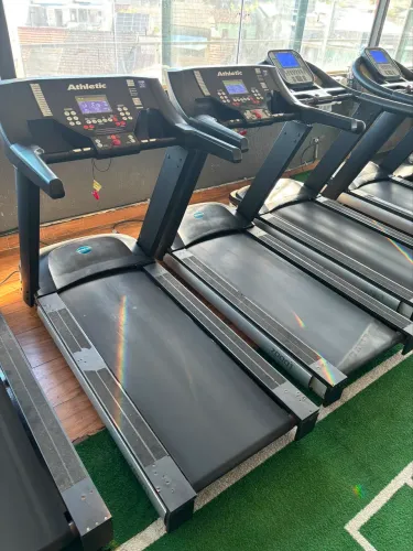 Esteira profissional com elevação para 150kg