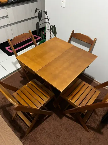 Mesa com 4 cadeiras